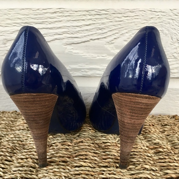 BCBG Max Azria blue patent leather peep toe size 8 - Picture 3 of 4